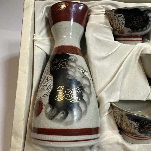 Vintage 1960's Kutani Ware Set Includes 2 Tokkuri, and 5 Matching Cups Ochoko - Picture 2 of 14